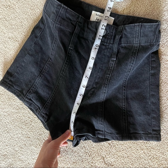 Reformation Eva shorts in black - Picture 4 of 9